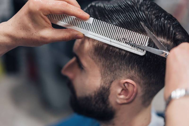 Mơ Thấy Người Khác Cắt Tóc Cho Mình